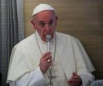 Papa Francisco responde a temas actuales en su viaje de vuelta a Roma